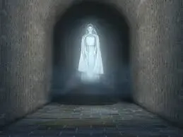 Figure fantomatique d’une femme en robe blanche flottant dans un tunnel de pierre sombre
