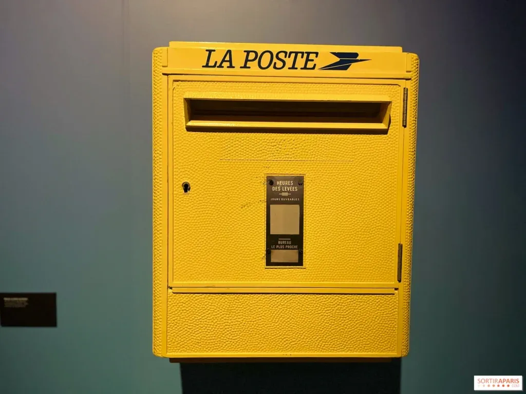 boîte aux lettres jaune emblématique de la poste