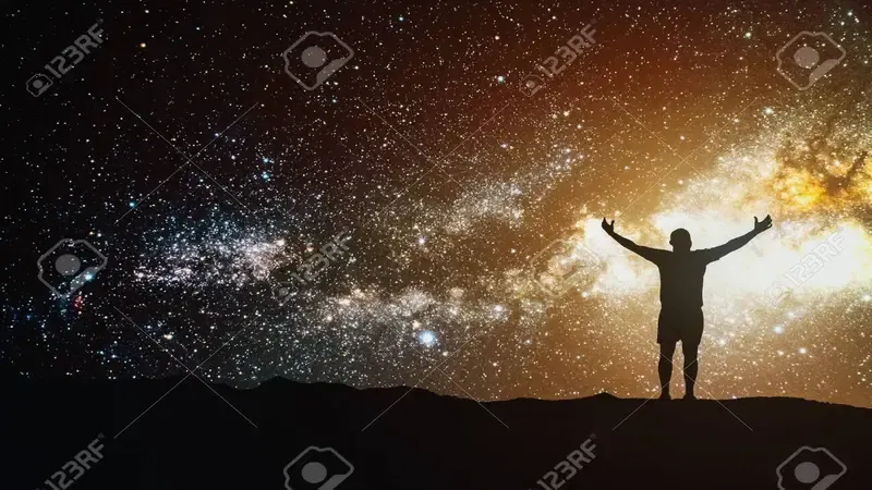 quand-labsence-devient-presence-autrement Silhouette d’une personne bras levés face à un ciel nocturne rempli d’étoiles et de la Voie lactée